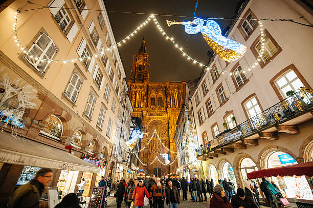 le plus vieux marché de noël en europe à strasbourg, alsace - strasbourg france cathedrale notre dame cathedral europe photos et images de collection