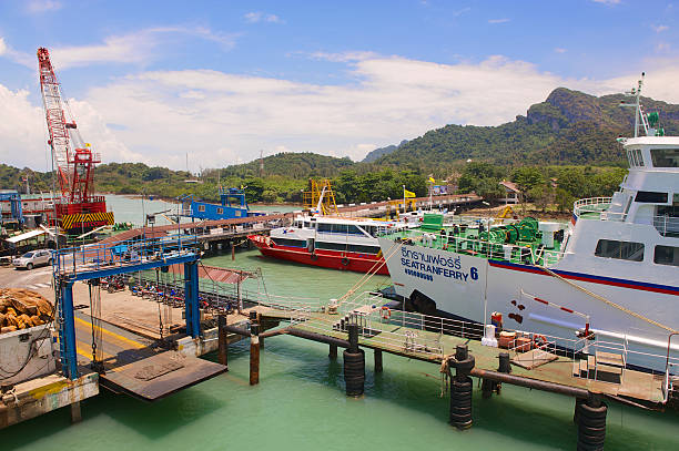 승객 쾌속선 포트 donsak, 수랏타니, thailand. - passenger ship ferry crane harbor 뉴스 사진 이미지