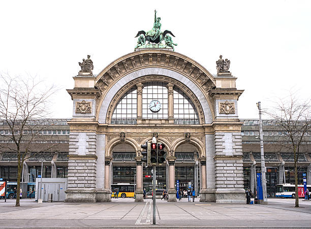 古いのゲートルツェルンの鉄道駅 - crossing railroad track boundary gate ストックフォトと画像