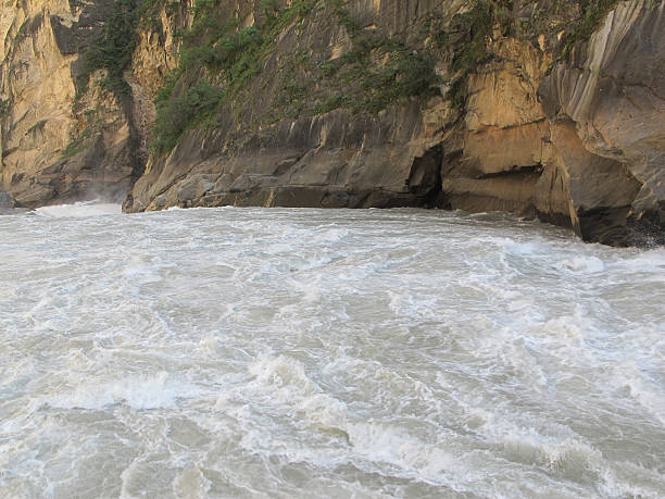 garganta del salto del tigre en lijiang, yunnan china - jumping ravine tiger sky fotografías e imágenes de stock