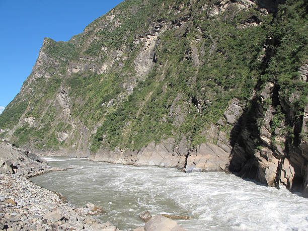 garganta del salto del tigre en lijiang, yunnan china - jumping ravine tiger sky fotografías e imágenes de stock