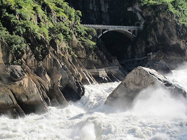 garganta del salto del tigre en lijiang, yunnan china - jumping ravine tiger sky fotografías e imágenes de stock