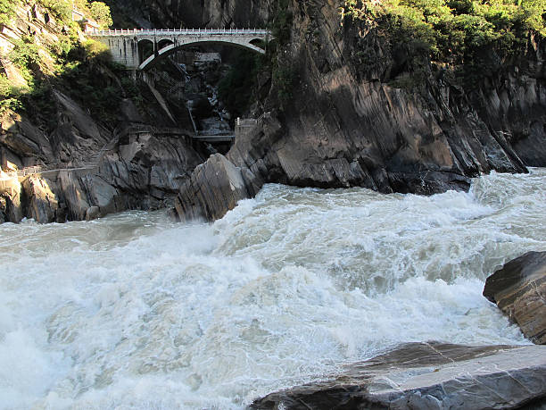 garganta del salto del tigre en lijiang, yunnan china - jumping ravine tiger sky fotografías e imágenes de stock