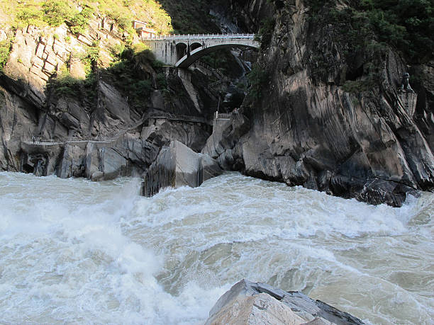 garganta del salto del tigre en lijiang, yunnan china - jumping ravine tiger sky fotografías e imágenes de stock