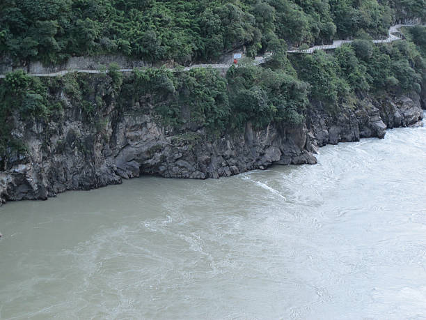 garganta del salto del tigre en lijiang, yunnan china - jumping ravine tiger sky fotografías e imágenes de stock