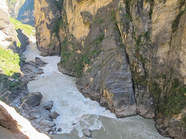 garganta del salto del tigre en lijiang, yunnan china - jumping ravine tiger sky fotografías e imágenes de stock