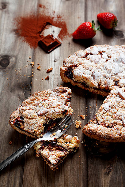 tarte aux fruits frais avec des fraises et chocolat - tart dessert chocolate fruit photos et images de collection