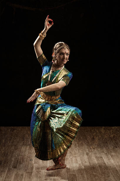 klasyczny bharatanatyam tancerz taniec indyjski - bharatanatyam zdjęcia i obrazy z banku zdjęć