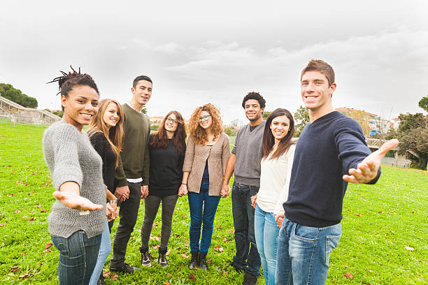 multiethnische gruppe von freunden, die eine hand - circle group of people human hand student stock-fotos und bilder