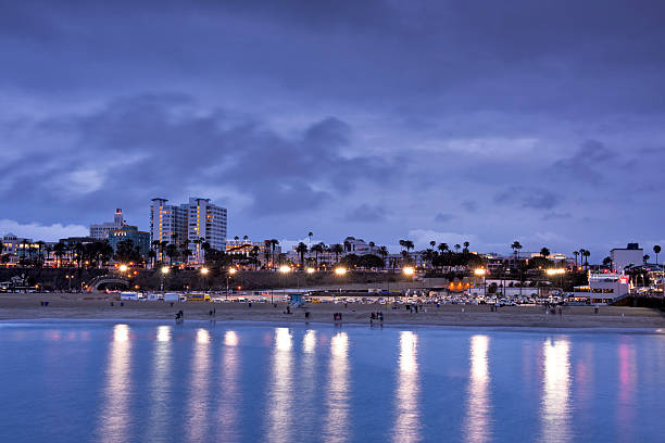 санта-моника бич, лос-анджелес, калифорния, сша - santa monica pier santa monica beach night amusement park стоковые фото и изображения