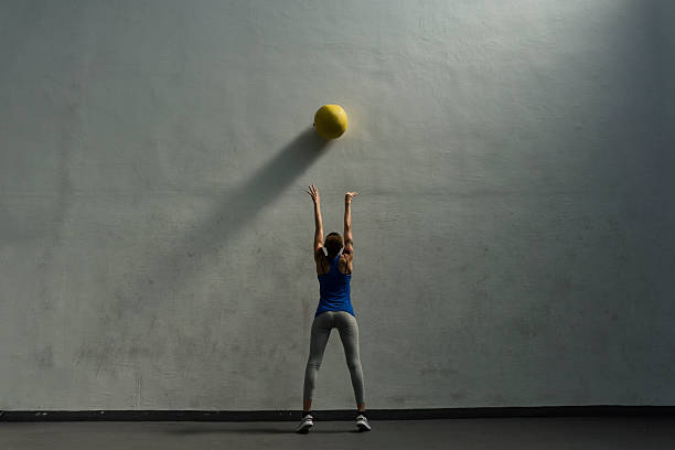 kuvapankkikuvat ja rojaltivapaat kuvat aiheesta nainen tekemässä seinäpallo liikuntaa - medicine ball