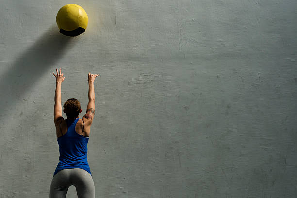 kuvapankkikuvat ja rojaltivapaat kuvat aiheesta nainen tekemässä seinäpallo liikuntaa - medicine ball