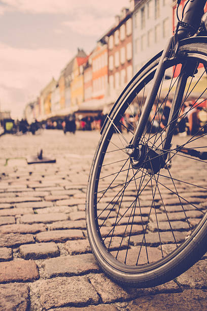 roda de bicicleta na rua de nyhavn em copenhaga - denmark copenhagen brick street imagens e fotografias de stock