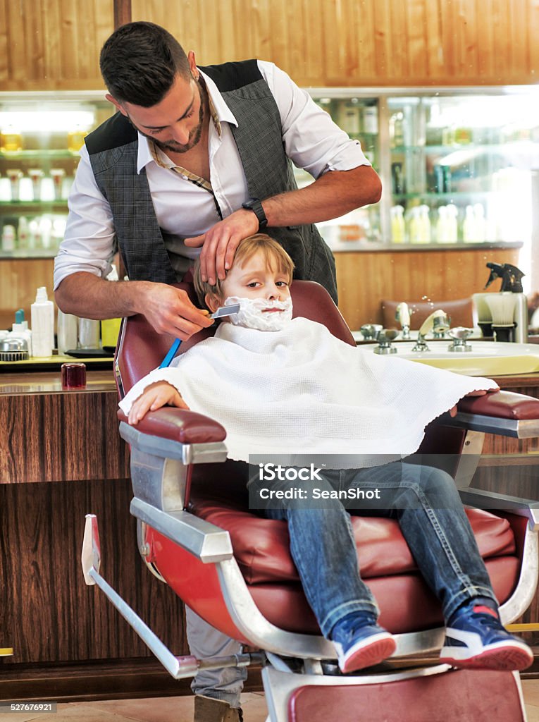 Photo libre de droit de Enfant Au Barber Shop banque d'images et plus  d'images libres de droit de Salon de coiffure - Salon de coiffure,  Fauteuil, Humour - iStock