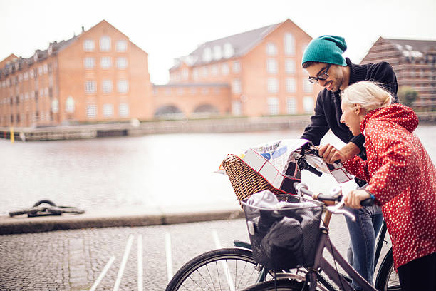 観光客に、自転車 - bicycle map couple river ストックフォトと画像