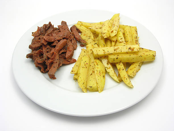 geschnetzeltes de soja y papas fritas sobre placa blanca - geschnetzeltes fotografías e imágenes de stock