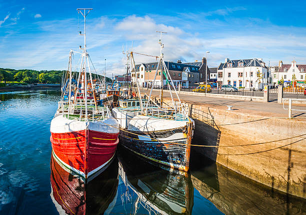 grazioso villaggio porto traino stornaway lewis ebridi esterne, in scozia - hebrides foto e immagini stock