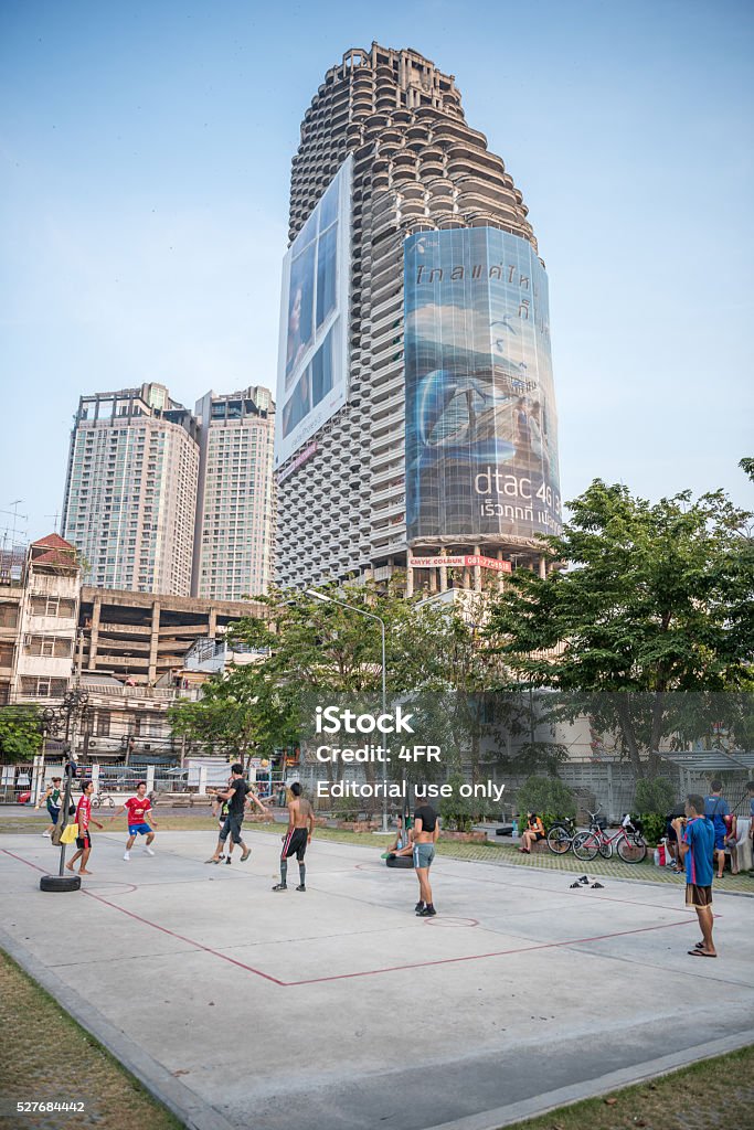 Thai playing Sepak Takraw, Kick Volleyball in downtown Bangkok, Thailand - Royalty-free Ayak voleybolu Stok görsel