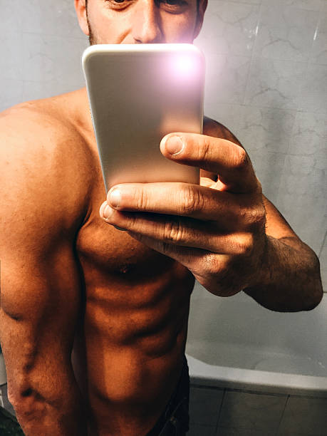 retrato de homem músculo ajuste uma selfie - human muscle flash imagens e fotografias de stock