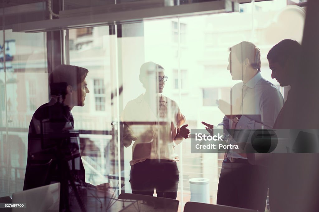 Geschäftsleute haben Diskussion im modernen Büro - Lizenzfrei Berufliche Partnerschaft Stock-Foto