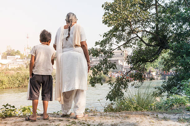 Grand-mère et son petit-fils regardant Fleuve Gange - Photo