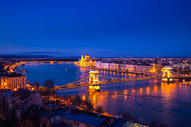 pont à chaînes széchenyi et du bâtiment du parlement de budapest, hongrie - budapest parliament building chain bridge night photos et images de collection