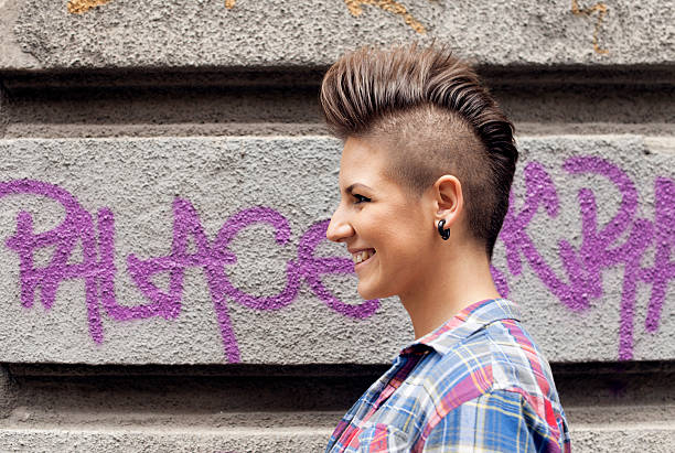 Chica joven con un corte de cabello en el Urban - foto de stock