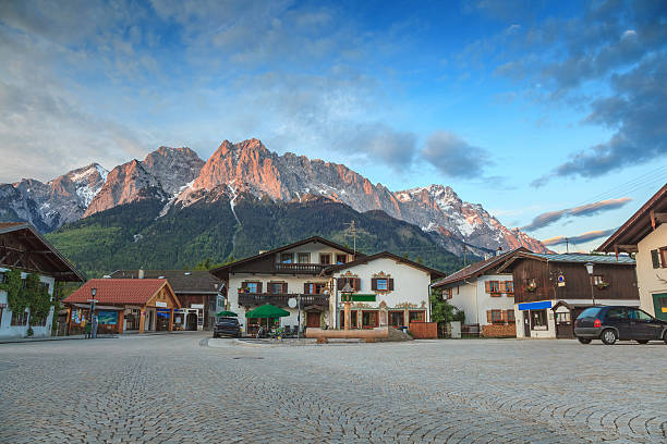 gramisch partenkirchen e zugspitze - grainau foto e immagini stock