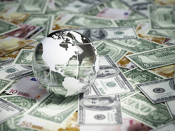 glas globe auf geld stack - global finance currency earth macro stock-fotos und bilder