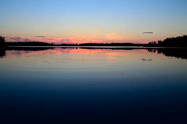 noche de descanso. lago engozero, north bien, rusia - equanimity fotografías e imágenes de stock