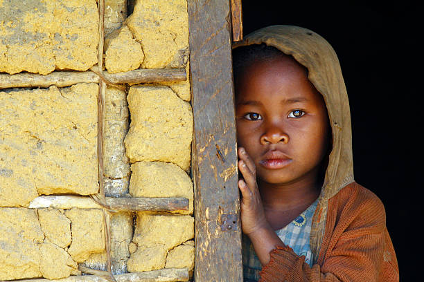 madagascar-timido e poveri ragazza africana con headkerchief - povertà africa foto e immagini stock