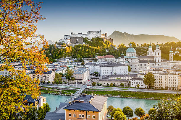 a histórica cidade de salzburgo ao pôr do sol no outono, áustria - kapuzinerberg - fotografias e filmes do acervo