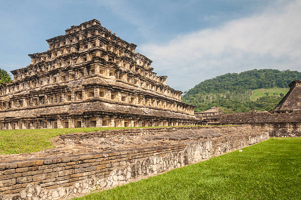 pirâmide dos nichos, el tajín, veracruz (méxico) - veracruz imagens e fotografias de stock