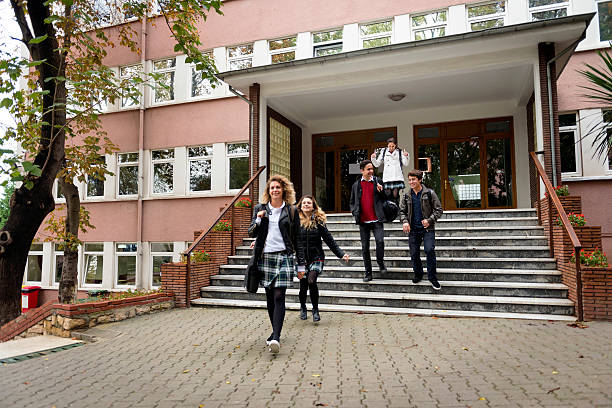 heureux élèves quittant l'école de turquie, istanbul - secondary school building photos et images de collection