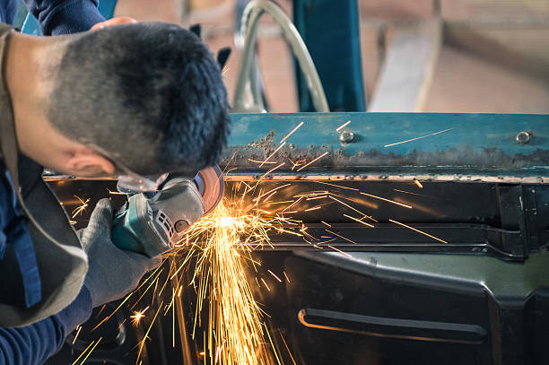 joven trabajador mecánico arreglando un coche de época antigua de - car auto repair shop repairing accident fotografías e imágenes de stock