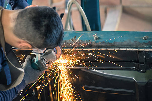 молодой человек mechanical работник ремонтировать старый винтажный автомобиль тела - car auto repair shop repairing accident стоковые фото и изображения