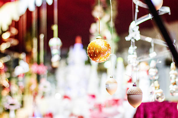 navidad ornamentos en mercado navideño en berlín - weihnachtskugel fotografías e imágenes de stock