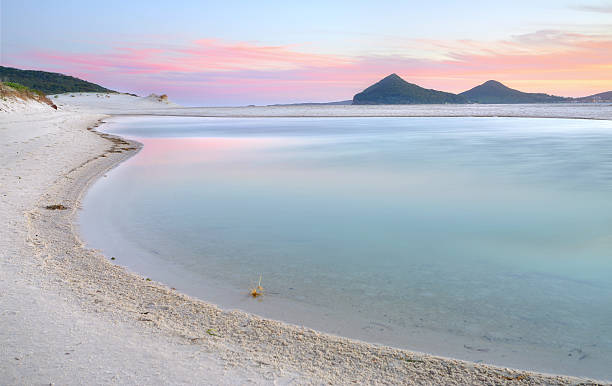 winda woppa laguna al tramonto - port stephens new south wales australia coastline foto e immagini stock