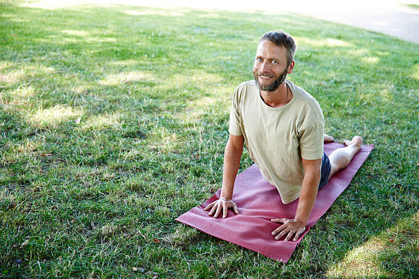 wypoczynek z jogi - zen like nature breathing exercise sitting zdjęcia i obrazy z banku zdjęć