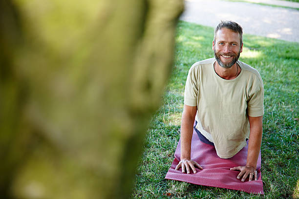 joga w parku - zen like nature breathing exercise sitting zdjęcia i obrazy z banku zdjęć