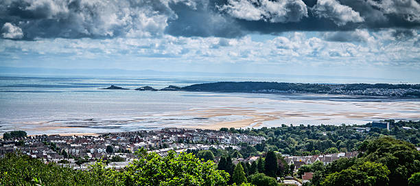 widok przez swansea bay do mumbles lighthouse - glamorgan zdjęcia i obrazy z banku zdjęć