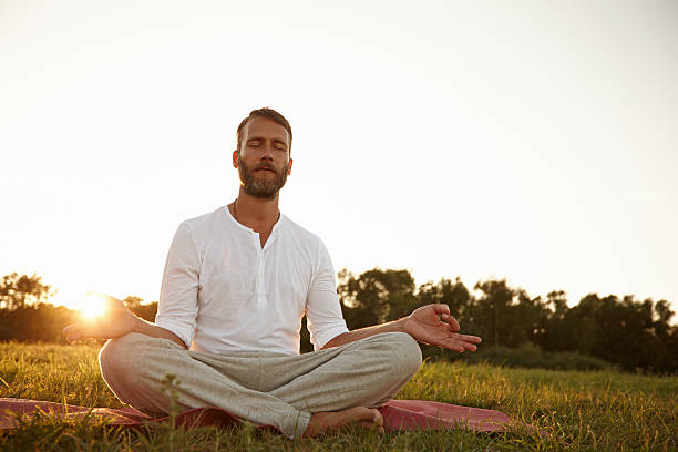 chcielibyśmy przejść wszystkie jego cares - zen like nature breathing exercise sitting zdjęcia i obrazy z banku zdjęć