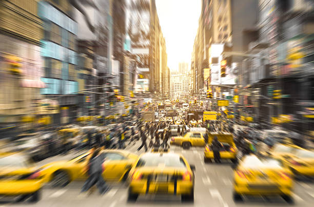 hora do rush com táxi amarelo de cabinas na cidade de nova iorque - new york city times square crowd people imagens e fotografias de stock