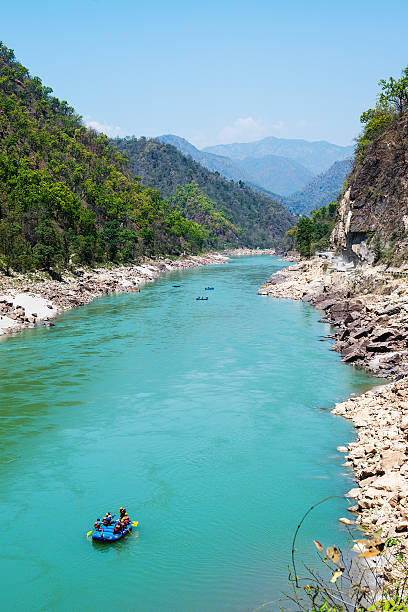 gang river valley et le rafting en bateau près de rishikesh - rafting on a mountain river photos et images de collection