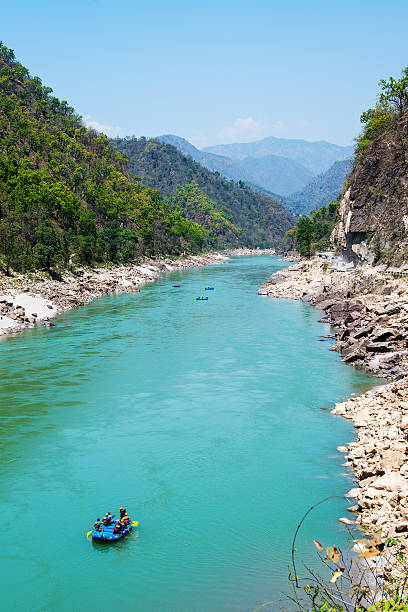 gangue rio vale e rafting barco perto rishikesh - rafting on a mountain river imagens e fotografias de stock