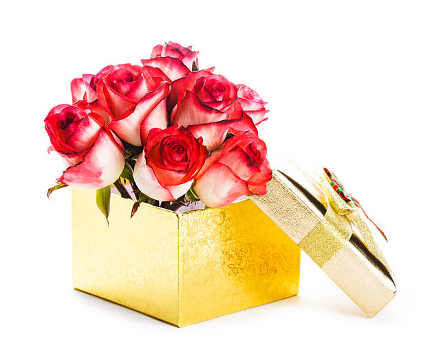 istock Gift box and bouquet of roses 527758633