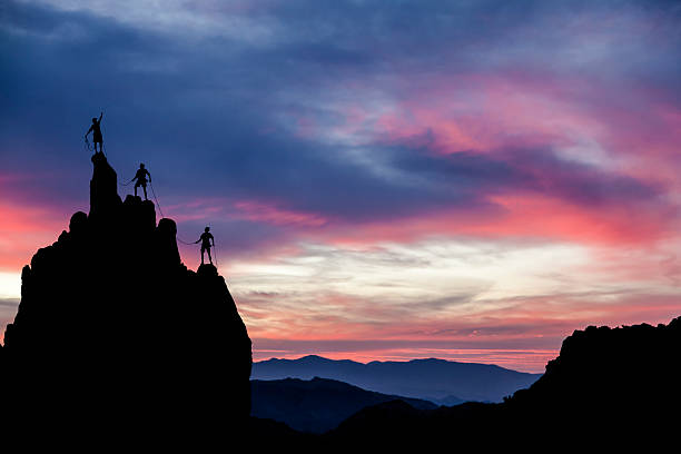 escalada da equipa na margem. - leadership risk cliff mountain climbing imagens e fotografias de stock