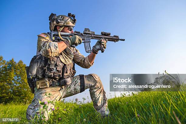 American Soldier Apuntando Su Tiro En El Cielo Azul De Fondo Foto de stock y más banco de imágenes de Ejército de Tierra