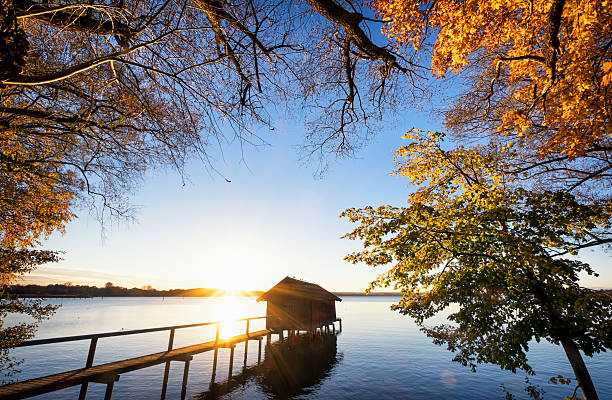 старый деревянный ангар для лодок - jetty old wood obsolete стоковые фото и изображения