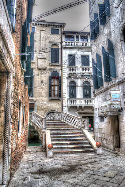 escalera en venecia en hdr - venice italy ancient architecture creativity fotografías e imágenes de stock